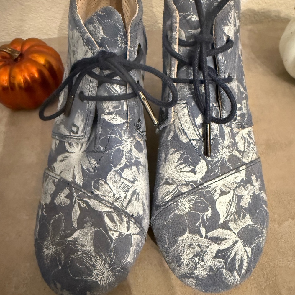 Toms Blue and White Floral Wedge  Ankle Booties - Picture 5 of 5